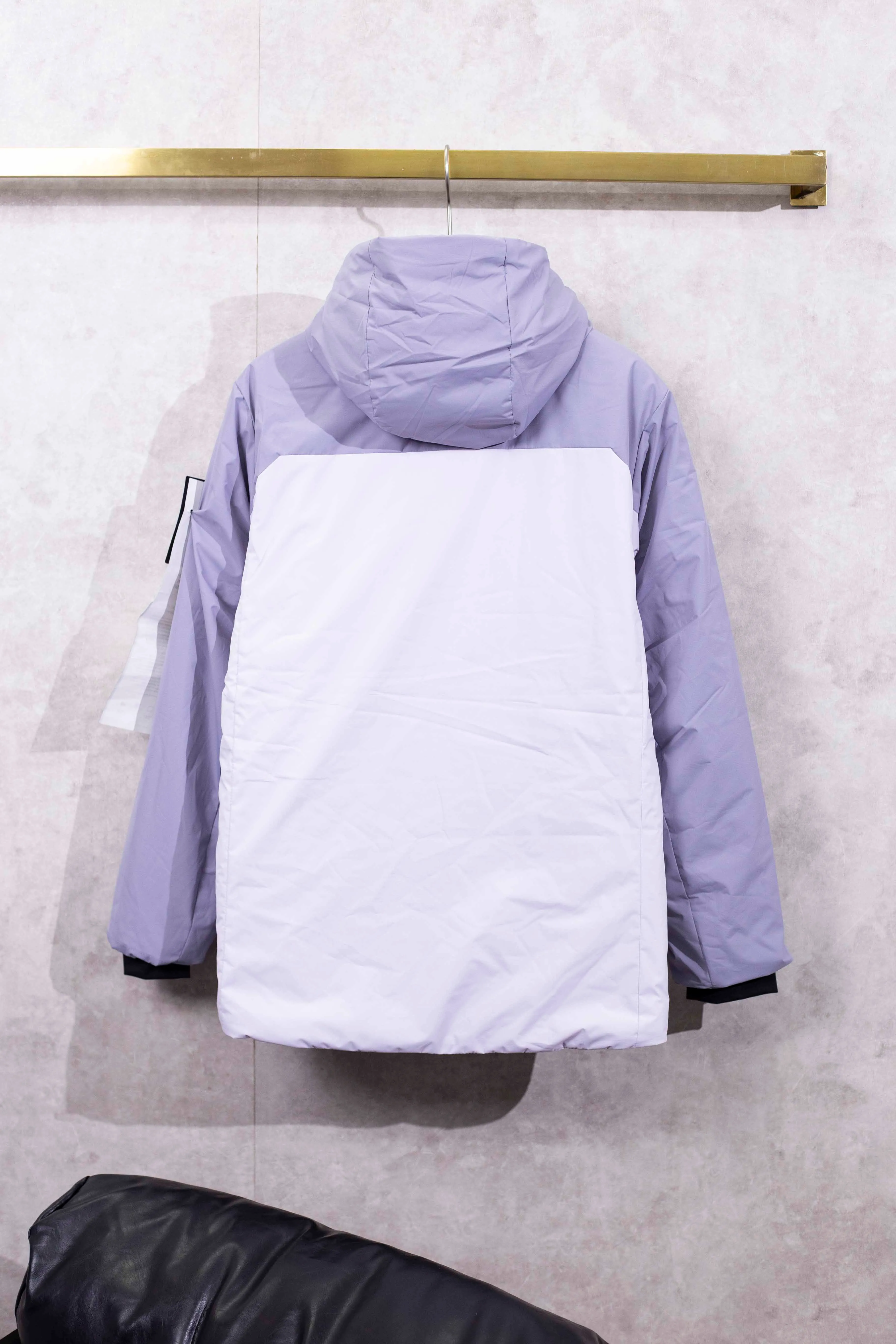 P350 Stone lsland/Stone Island's new urban outdoor lightweight hooded cotton jacket for couples in contrasting colors Size: S-XXL Color: Carbon Black Blue Copper Girly Pink Lilac Product Introduction: Go to the island safely, refuse heavy restraints, and redefine winter warmth with lightweight design!  From urban commuting to light outdoor use, it has the core advantage of being lightweight and warm, and comes in 4 different colors to satisfy all your imagination of winter wear. This winter, let “lightness and warmth” become the main theme of your outfit!